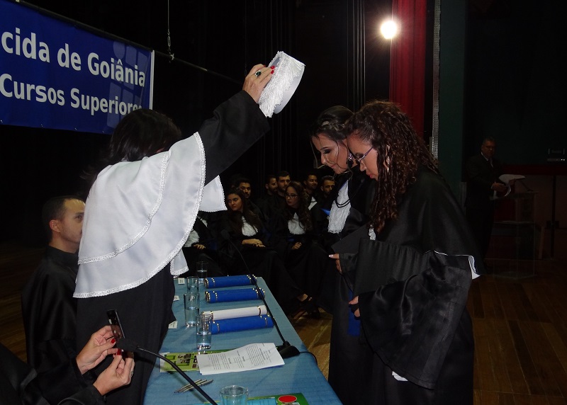 Formandas dos dois cursos recebem da reitora em exercício, professora Adriana dos Reis Ferreira, a outorga de grau, em nome de suas respectivas turmas